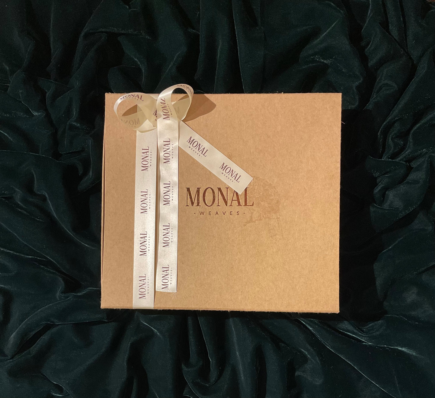 Presenting The Ideal Gifts For Couples In A Classic Box Packiging